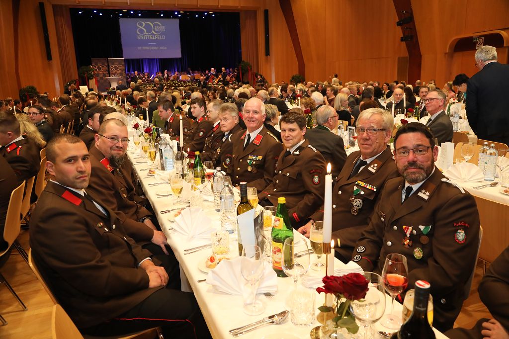 Auszeichnung an verdiente Feuerwehrmänner